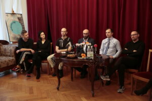 Konferencja w Teatrze im. Stefana Żeromskiego w Kielcach. Na zdjęciu (od lewej): Szymon Dobosik - choreografia, Kornelia Dzikowska - kostiumy, Lubomir Grzelak - muzyka, Michał Kotański - reżyser, Wojciech Niemczyk - narrator i Radosław Paczocha - adaptacja / Marzena Mąkosa / Radio Kielce