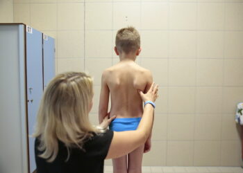 Ocenianie postawy ciała dziecka / Marzena Mąkosa / Radio Kielce
