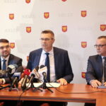 Konferencja prezydenta Kielc, Bogdana Wenty. Na zdjęciu (od lewej): Marcin Różycki - wiceprezydent Kielc, Bogdan Wenta - prezydent Kielc i Arkadiusz Kubiec - wiceprezydent / Marzena Mąkosa / Radio Kielce