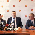 Konferencja prezydenta Kielc, Bogdana Wenty. Na zdjęciu (od lewej): Marcin Różycki - wiceprezydent Kielc, Bogdan Wenta - prezydent Kielc i Arkadiusz Kubiec - wiceprezydent / Marzena Mąkosa / Radio Kielce