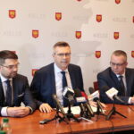 Konferencja prezydenta Kielc, Bogdana Wenty. Na zdjęciu (od lewej): Marcin Różycki - wiceprezydent Kielc, Bogdan Wenta - prezydent Kielc i Arkadiusz Kubiec - wiceprezydent / Marzena Mąkosa / Radio Kielce