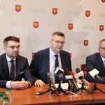 Konferencja prezydenta Kielc, Bogdana Wenty. Na zdjęciu (od lewej): Marcin Różycki - wiceprezydent Kielc, Bogdan Wenta - prezydent Kielc i Arkadiusz Kubiec - wiceprezydent / Marzena Mąkosa / Radio Kielce