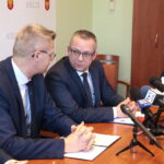 Konferencja prezydenta Kielc, Bogdana Wenty. Na zdjęciu (od lewej): Bogdan Wenta - prezydent Kielc i Arkadiusz Kubiec - wiceprezydent / Marzena Mąkosa / Radio Kielce