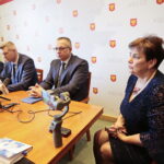 Konferencja prezydenta Kielc, Bogdana Wenty. Na zdjęciu (od lewej): Marcin Różycki - wiceprezydent Kielc, Bogdan Wenta - prezydent Kielc, Arkadiusz Kubiec - wiceprezydent i Danuta Papaj - pełnomocnik prezydenta / Marzena Mąkosa / Radio Kielce