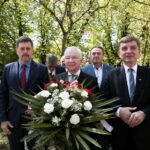 Kielce. Międzynarodowy Dzień Solidarności Ludzi Pracy. Obchody na skwerze Stefana Żeromskiego, przed pomnikiem upamiętniającym powstanie „Solidarności”. Na zdjęciu (od lewej): Jarosław Karyś - radny miasta Kielce, PiS; Krzysztof Lipiec - poseł PiS; Andrzej Pruś - przewodniczący Sejmiku Województwa Świętokrzyskiego / Marzena Mąkosa / Radio Kielce