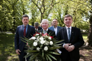 Kielce. Międzynarodowy Dzień Solidarności Ludzi Pracy. Obchody na skwerze Stefana Żeromskiego, przed pomnikiem upamiętniającym powstanie „Solidarności”. Na zdjęciu (od lewej): Jarosław Karyś - radny miasta Kielce, PiS; Krzysztof Lipiec - poseł PiS; Andrzej Pruś - przewodniczący Sejmiku Województwa Świętokrzyskiego / Marzena Mąkosa / Radio Kielce