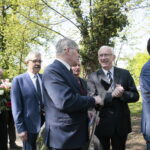 Kielce. Międzynarodowy Dzień Solidarności Ludzi Pracy. Obchody na skwerze Stefana Żeromskiego, przed pomnikiem upamiętniającym powstanie „Solidarności” / Marzena Mąkosa / Radio Kielce