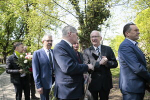 Kielce. Międzynarodowy Dzień Solidarności Ludzi Pracy. Obchody na skwerze Stefana Żeromskiego, przed pomnikiem upamiętniającym powstanie „Solidarności” / Marzena Mąkosa / Radio Kielce