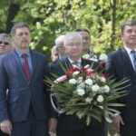 Kielce. Międzynarodowy Dzień Solidarności Ludzi Pracy. Obchody na skwerze Stefana Żeromskiego, przed pomnikiem upamiętniającym powstanie „Solidarności”. Na zdjęciu (od lewej): Jarosław Karyś - radny miasta Kielce, PiS; Krzysztof Lipiec - poseł PiS; Andrzej Pruś - przewodniczący Sejmiku Województwa Świętokrzyskiego / Marzena Mąkosa / Radio Kielce