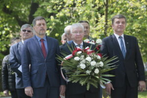 Kielce. Międzynarodowy Dzień Solidarności Ludzi Pracy. Obchody na skwerze Stefana Żeromskiego, przed pomnikiem upamiętniającym powstanie „Solidarności”. Na zdjęciu (od lewej): Jarosław Karyś - radny miasta Kielce, PiS; Krzysztof Lipiec - poseł PiS; Andrzej Pruś - przewodniczący Sejmiku Województwa Świętokrzyskiego / Marzena Mąkosa / Radio Kielce