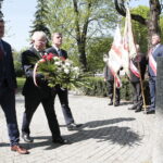 Kielce. Międzynarodowy Dzień Solidarności Ludzi Pracy. Obchody na skwerze Stefana Żeromskiego, przed pomnikiem upamiętniającym powstanie „Solidarności”. Na zdjęciu (od lewej): Jarosław Karyś - radny miasta Kielce, PiS; Krzysztof Lipiec - poseł PiS; Andrzej Pruś - przewodniczący Sejmiku Województwa Świętokrzyskiego / Marzena Mąkosa / Radio Kielce