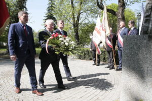 Kielce. Międzynarodowy Dzień Solidarności Ludzi Pracy. Obchody na skwerze Stefana Żeromskiego, przed pomnikiem upamiętniającym powstanie „Solidarności”. Na zdjęciu (od lewej): Jarosław Karyś - radny miasta Kielce, PiS; Krzysztof Lipiec - poseł PiS; Andrzej Pruś - przewodniczący Sejmiku Województwa Świętokrzyskiego / Marzena Mąkosa / Radio Kielce