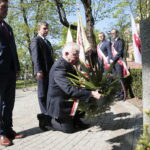 Kielce. Międzynarodowy Dzień Solidarności Ludzi Pracy. Obchody na skwerze Stefana Żeromskiego, przed pomnikiem upamiętniającym powstanie „Solidarności”. Na zdjęciu (od lewej): Jarosław Karyś - radny miasta Kielce, PiS; Krzysztof Lipiec - poseł PiS; Andrzej Pruś - przewodniczący Sejmiku Województwa Świętokrzyskiego / Marzena Mąkosa / Radio Kielce