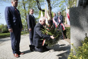 Kielce. Międzynarodowy Dzień Solidarności Ludzi Pracy. Obchody na skwerze Stefana Żeromskiego, przed pomnikiem upamiętniającym powstanie „Solidarności”. Na zdjęciu (od lewej): Jarosław Karyś - radny miasta Kielce, PiS; Krzysztof Lipiec - poseł PiS; Andrzej Pruś - przewodniczący Sejmiku Województwa Świętokrzyskiego / Marzena Mąkosa / Radio Kielce