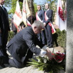 Kielce. Międzynarodowy Dzień Solidarności Ludzi Pracy. Obchody na skwerze Stefana Żeromskiego, przed pomnikiem upamiętniającym powstanie „Solidarności”. Na zdjęciu Krzysztof Lipiec - poseł PiS / Marzena Mąkosa / Radio Kielce