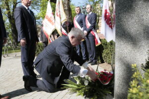 Kielce. Międzynarodowy Dzień Solidarności Ludzi Pracy. Obchody na skwerze Stefana Żeromskiego, przed pomnikiem upamiętniającym powstanie „Solidarności”. Na zdjęciu Krzysztof Lipiec - poseł PiS / Marzena Mąkosa / Radio Kielce