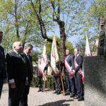 Kielce. Międzynarodowy Dzień Solidarności Ludzi Pracy. Obchody na skwerze Stefana Żeromskiego, przed pomnikiem upamiętniającym powstanie „Solidarności”. Na zdjęciu (od lewej): Jarosław Karyś - radny miasta Kielce, PiS; Krzysztof Lipiec - poseł PiS; Andrzej Pruś - przewodniczący Sejmiku Województwa Świętokrzyskiego / Marzena Mąkosa / Radio Kielce