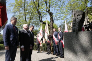 Kielce. Międzynarodowy Dzień Solidarności Ludzi Pracy. Obchody na skwerze Stefana Żeromskiego, przed pomnikiem upamiętniającym powstanie „Solidarności”. Na zdjęciu (od lewej): Jarosław Karyś - radny miasta Kielce, PiS; Krzysztof Lipiec - poseł PiS; Andrzej Pruś - przewodniczący Sejmiku Województwa Świętokrzyskiego / Marzena Mąkosa / Radio Kielce