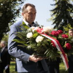 Kielce. Międzynarodowy Dzień Solidarności Ludzi Pracy. Obchody na skwerze Stefana Żeromskiego, przed pomnikiem upamiętniającym powstanie „Solidarności”. Na zdjęciu Mirosław Gębski - starosta kielecki / Marzena Mąkosa / Radio Kielce