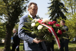 Kielce. Międzynarodowy Dzień Solidarności Ludzi Pracy. Obchody na skwerze Stefana Żeromskiego, przed pomnikiem upamiętniającym powstanie „Solidarności”. Na zdjęciu Mirosław Gębski - starosta kielecki / Marzena Mąkosa / Radio Kielce