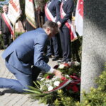 Kielce. Międzynarodowy Dzień Solidarności Ludzi Pracy. Obchody na skwerze Stefana Żeromskiego, przed pomnikiem upamiętniającym powstanie „Solidarności”. Na zdjęciu Mirosław Gębski - starosta kielecki / Marzena Mąkosa / Radio Kielce