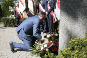 Kielce. Międzynarodowy Dzień Solidarności Ludzi Pracy. Obchody na skwerze Stefana Żeromskiego, przed pomnikiem upamiętniającym powstanie „Solidarności”. Na zdjęciu Mirosław Gębski - starosta kielecki / Marzena Mąkosa / Radio Kielce