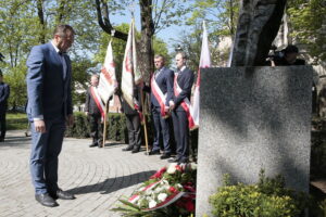 Kielce. Międzynarodowy Dzień Solidarności Ludzi Pracy. Obchody na skwerze Stefana Żeromskiego, przed pomnikiem upamiętniającym powstanie „Solidarności” / Marzena Mąkosa / Radio Kielce