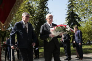 Kielce. Międzynarodowy Dzień Solidarności Ludzi Pracy. Obchody na skwerze Stefana Żeromskiego, przed pomnikiem upamiętniającym powstanie „Solidarności”. Na zdjęciu (od lewej): Mieczysław Gójski, zastępca przewodniczącego świętokrzyskiej „Solidarności” i Waldemar Bartosz, przewodniczący świętokrzyskiej „Solidarności” / Marzena Mąkosa / Radio Kielce