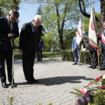 Kielce. Międzynarodowy Dzień Solidarności Ludzi Pracy. Obchody na skwerze Stefana Żeromskiego, przed pomnikiem upamiętniającym powstanie „Solidarności”. Na zdjęciu Waldemar Bartosz, przewodniczący świętokrzyskiej „Solidarności” i Mieczysław Gójski, zastępca przewodniczącego świętokrzyskiej „Solidarności” / Marzena Mąkosa / Radio Kielce