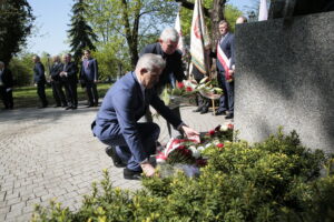 Kielce. Międzynarodowy Dzień Solidarności Ludzi Pracy. Obchody na skwerze Stefana Żeromskiego, przed pomnikiem upamiętniającym powstanie „Solidarności” / Marzena Mąkosa / Radio Kielce