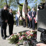 Kielce. Międzynarodowy Dzień Solidarności Ludzi Pracy. Obchody na skwerze Stefana Żeromskiego, przed pomnikiem upamiętniającym powstanie „Solidarności” / Marzena Mąkosa / Radio Kielce