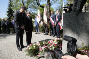 Kielce. Międzynarodowy Dzień Solidarności Ludzi Pracy. Obchody na skwerze Stefana Żeromskiego, przed pomnikiem upamiętniającym powstanie „Solidarności” / Marzena Mąkosa / Radio Kielce