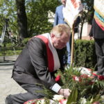 Kielce. Międzynarodowy Dzień Solidarności Ludzi Pracy. Obchody na skwerze Stefana Żeromskiego, przed pomnikiem upamiętniającym powstanie „Solidarności” / Marzena Mąkosa / Radio Kielce