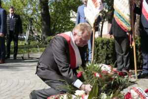 Kielce. Międzynarodowy Dzień Solidarności Ludzi Pracy. Obchody na skwerze Stefana Żeromskiego, przed pomnikiem upamiętniającym powstanie „Solidarności” / Marzena Mąkosa / Radio Kielce