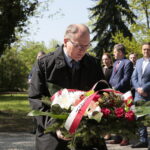 Kielce. Międzynarodowy Dzień Solidarności Ludzi Pracy. Obchody na skwerze Stefana Żeromskiego, przed pomnikiem upamiętniającym powstanie „Solidarności” / Marzena Mąkosa / Radio Kielce