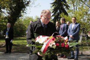 Kielce. Międzynarodowy Dzień Solidarności Ludzi Pracy. Obchody na skwerze Stefana Żeromskiego, przed pomnikiem upamiętniającym powstanie „Solidarności” / Marzena Mąkosa / Radio Kielce