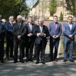 Kielce. Międzynarodowy Dzień Solidarności Ludzi Pracy. Obchody na skwerze Stefana Żeromskiego, przed pomnikiem upamiętniającym powstanie „Solidarności” / Marzena Mąkosa / Radio Kielce