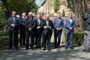 Kielce. Międzynarodowy Dzień Solidarności Ludzi Pracy. Obchody na skwerze Stefana Żeromskiego, przed pomnikiem upamiętniającym powstanie „Solidarności” / Marzena Mąkosa / Radio Kielce