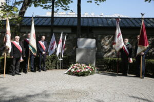 Kielce. Międzynarodowy Dzień Solidarności Ludzi Pracy. Obchody na skwerze Stefana Żeromskiego, przed pomnikiem upamiętniającym powstanie „Solidarności” / Marzena Mąkosa / Radio Kielce