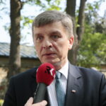 Kielce. Międzynarodowy Dzień Solidarności Ludzi Pracy. Obchody na skwerze Stefana Żeromskiego, przed pomnikiem upamiętniającym powstanie „Solidarności”. Na zdjęciu: Andrzej Pruś - przewodniczący Sejmiku Województwa Świętokrzyskiego / Marzena Mąkosa / Radio Kielce