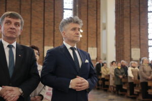 Kielce. Międzynarodowy Dzień Solidarności Ludzi Pracy. Msza święta w sanktuarium św. Józefa Robotnika. Na zdjęciu (od lewej): Andrzej Pruś - przewodniczący Sejmiku Województwa Świętokrzyskiego, Krzysztof Słoń - senator PiS / Marzena Mąkosa / Radio Kielce