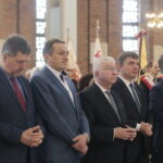 Kielce. Międzynarodowy Dzień Solidarności Ludzi Pracy. Msza święta w sanktuarium św. Józefa Robotnika. Jarosław Karyś - radny miasta Kielce, PiS; Mirosław Gębski - starosta kielecki; Krzysztof Lipiec - poseł PiS; Andrzej Pruś - przewodniczący Sejmiku Województwa Świętokrzyskiego; Krzysztof Słoń - senator PiS / Marzena Mąkosa / Radio Kielce