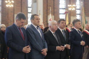 Kielce. Międzynarodowy Dzień Solidarności Ludzi Pracy. Msza święta w sanktuarium św. Józefa Robotnika. Jarosław Karyś - radny miasta Kielce, PiS; Mirosław Gębski - starosta kielecki; Krzysztof Lipiec - poseł PiS; Andrzej Pruś - przewodniczący Sejmiku Województwa Świętokrzyskiego; Krzysztof Słoń - senator PiS / Marzena Mąkosa / Radio Kielce