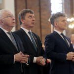 Kielce. Międzynarodowy Dzień Solidarności Ludzi Pracy. Msza święta w sanktuarium św. Józefa Robotnika. Na zdjęciu: Krzysztof Lipiec - poseł PiS; Andrzej Pruś - przewodniczący Sejmiku Województwa Świętokrzyskiego; Krzysztof Słoń - senator PiS / Marzena Mąkosa / Radio Kielce