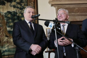 Wizyta wicepremiera Piotra Glińskiego w Muzeum Narodowym. Na zdjęciu: wicepremier, minister kultury Piotr Gliński oraz poseł PiS - Krzysztof Lipiec / Marzena Mąkosa / Radio Kielce