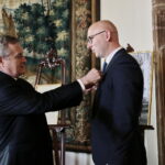 Wizyta wicepremiera Piotra Glińskiego w Muzeum Narodowym. Przekazanie Muzeum Narodowemu w Kielcach Orła Beliniackiego z czapki ułańskiej należącej do twórcy kawalerii Legionów Polskich pułkownika Władysława Beliny-Prażmowskiego. Na zdjęciu: wicepremier, minister kultury Piotr Gliński (z lewej) oraz Marcin Perz, prezes Specjalnej Strefy Ekonomicznej „Starachowice”, który jest darczyńcą eksponatu / Marzena Mąkosa / Radio Kielce