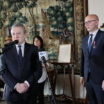 Wizyta wicepremiera Piotra Glińskiego w Muzeum Narodowym. Przekazanie Muzeum Narodowemu w Kielcach Orła Beliniackiego z czapki ułańskiej należącej do twórcy kawalerii Legionów Polskich pułkownika Władysława Beliny-Prażmowskiego. Na zdjęciu: wicepremier, minister kultury Piotr Gliński (z lewej) oraz Marcin Perz, prezes Specjalnej Strefy Ekonomicznej „Starachowice”, który jest darczyńcą eksponatu / Marzena Mąkosa / Radio Kielce