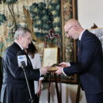 Wizyta wicepremiera Piotra Glińskiego w Muzeum Narodowym. Przekazanie Muzeum Narodowemu w Kielcach Orła Beliniackiego z czapki ułańskiej należącej do twórcy kawalerii Legionów Polskich pułkownika Władysława Beliny-Prażmowskiego. Na zdjęciu: wicepremier, minister kultury Piotr Gliński (z lewej) oraz Marcin Perz, prezes Specjalnej Strefy Ekonomicznej „Starachowice”, który jest darczyńcą eksponatu / Marzena Mąkosa / Radio Kielce