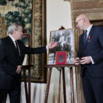 Wizyta wicepremiera Piotra Glińskiego w Muzeum Narodowym. Przekazanie Muzeum Narodowemu w Kielcach Orła Beliniackiego z czapki ułańskiej należącej do twórcy kawalerii Legionów Polskich pułkownika Władysława Beliny-Prażmowskiego. Na zdjęciu: wicepremier, minister kultury Piotr Gliński (z lewej) oraz Marcin Perz, prezes Specjalnej Strefy Ekonomicznej „Starachowice”, który jest darczyńcą eksponatu / Marzena Mąkosa / Radio Kielce