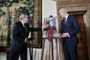 Wizyta wicepremiera Piotra Glińskiego w Muzeum Narodowym. Przekazanie Muzeum Narodowemu w Kielcach Orła Beliniackiego z czapki ułańskiej należącej do twórcy kawalerii Legionów Polskich pułkownika Władysława Beliny-Prażmowskiego. Na zdjęciu: wicepremier, minister kultury Piotr Gliński (z lewej) oraz Marcin Perz, prezes Specjalnej Strefy Ekonomicznej „Starachowice”, który jest darczyńcą eksponatu / Marzena Mąkosa / Radio Kielce